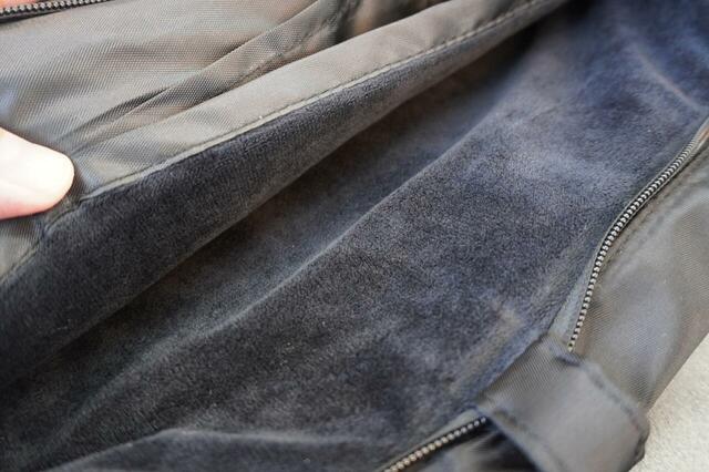 パソコンのポケットはクッション素材入り