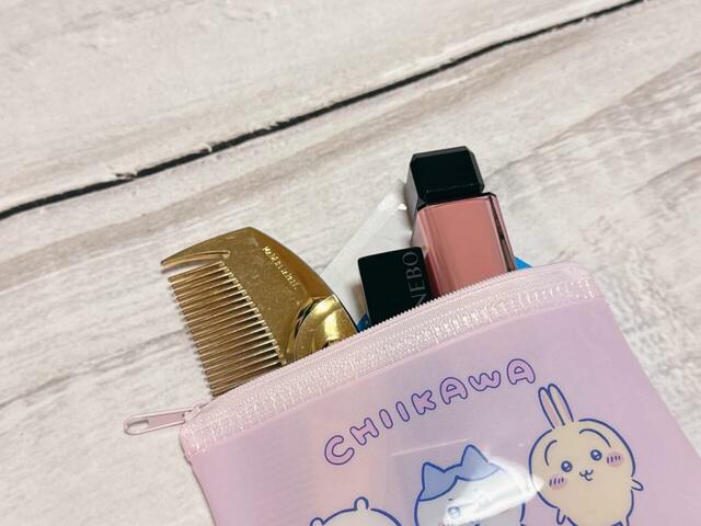 【ちいかわ DAISO限定デザイン】「フラットポーチ（S）ちいかわ」リップやコームなど、最低限のコスメを持ち歩くのにも便利なサイズ感♪