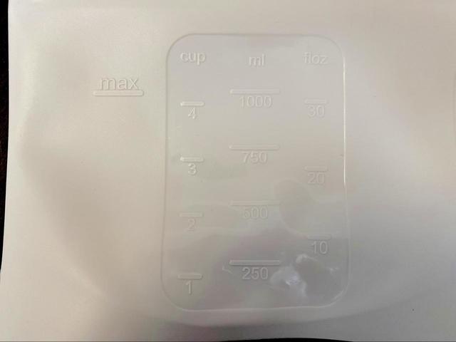 【3COINS】繰り返し使えるシリコーン保存袋／目盛り付きで計量カップいらず