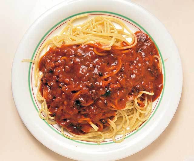 POWA（新橋） ミートソース 690円 ボリューム満点のスパゲティにたっぷりかかったミートソースの味わいに満足。