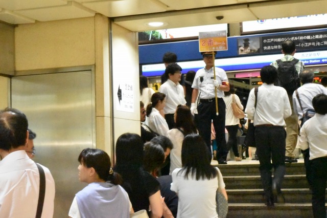 ぞろぞろと集まる