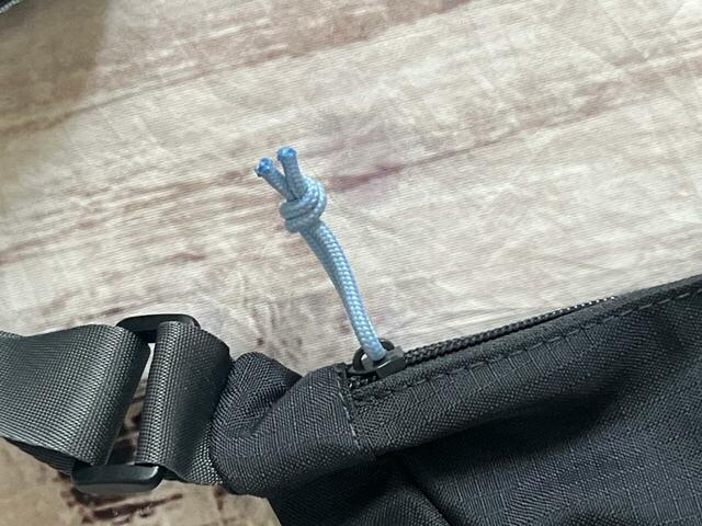 ファスナーにはブルーのストラップ付き。アクセントになっています♪