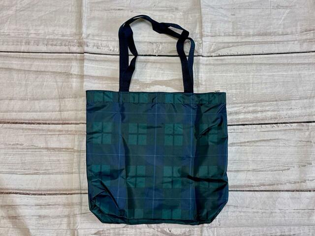 背面は装飾がないシンプルなデザイン