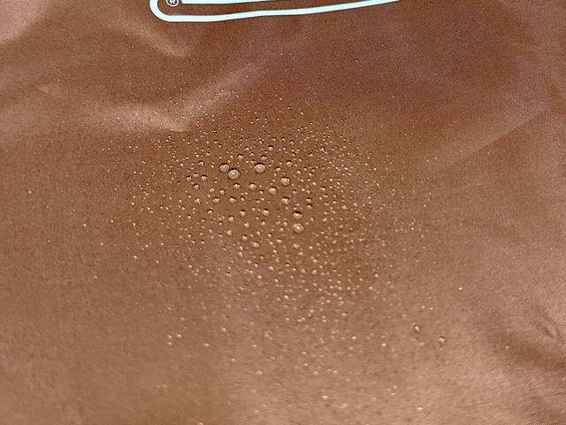 汚れがつきにくく雨でも安心できる撥水加工付き!