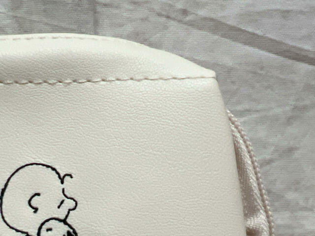 カラーは上品なエクリュ