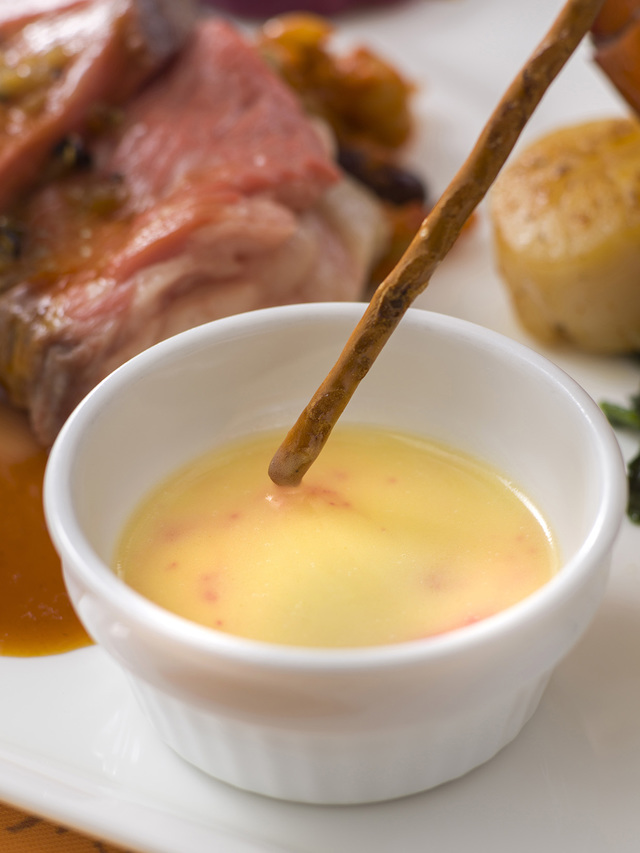 プレッツェルでバターソースを混ぜてみると…?