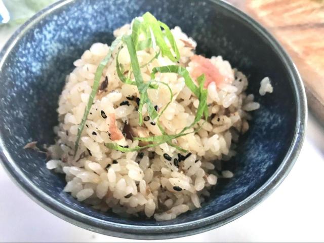 【鯖缶アレンジレシピ　鯖缶と梅干しの炊き込みご飯】鯖のコクと梅の香り、大葉がベストマッチ！