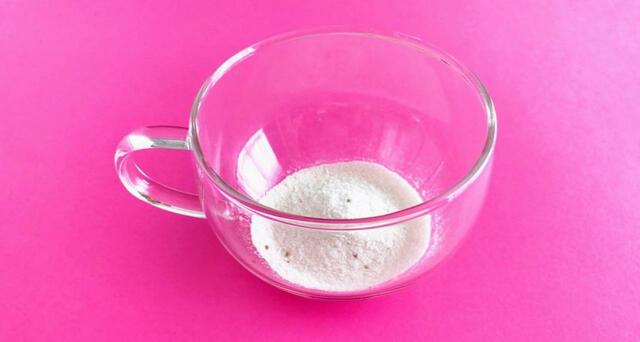 【カルディオリジナル：インスタントストロベリーラテ】さらさらパウダーのなかにあまおうの（粉末）果肉がちらっと見えます