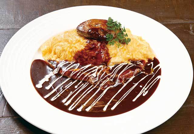 銀座グリルカーディナル（押上） フォアグラのせのオムライス 黒トリュフのソース 2052円 まろやかなフォアグラと黒トリュフの香りが加わった贅沢なオムライス。