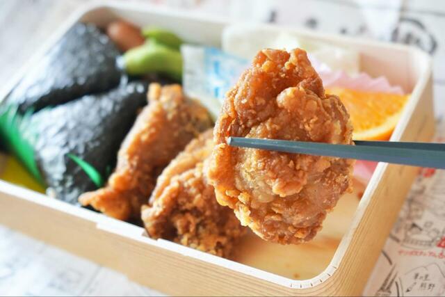 【広島県民がおすすめするお弁当『むすびのむさし』】大人気の唐揚げは冷めても美味しいのが人気の理由です。