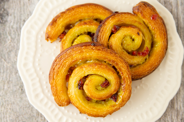 「ピスタチオとクランベリーのデニッシュ」＜期間：2025年5月15日〜＞【自家製パン食べ放題ランチに“抹茶とピスタチオ“の期間限定パン＆1日100個限定”ポップオーバー“が登場！】