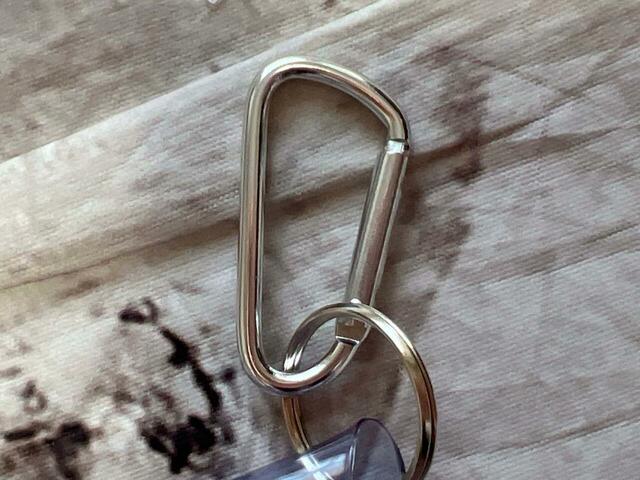 カラビナ付きなため、バッグなどにつけて持ち歩けます