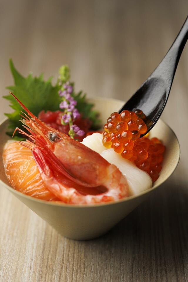 「海鮮丼」<期間:2025年10月1日~10月31日>【北海道の美味いものが大集合!『北海道なまら美味いフェアランチバイキング~前編~』が「ホテル日航成田」で開催中!】
