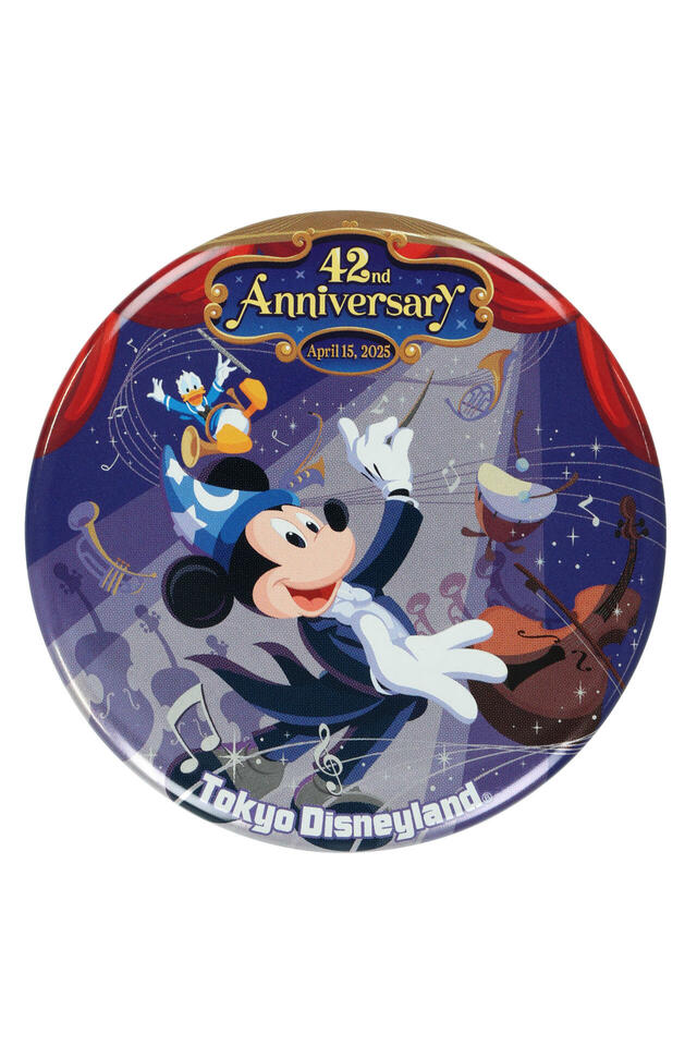 カンバッジ 500円|東京ディズニーランド開園42周年「ミッキーのフィルハーマジック」グッズ|販売店舗:東京ディズニーランド「キングダム・トレジャー」|発売日:2025年4月15日(火)