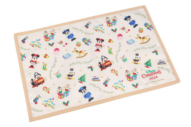 スーベニアランチョンマット 対象のメニューにプラス800円｜東京ディズニーリゾート「ディズニー・クリスマス」スペシャルメニュー｜販売店舗：東京ディズニーランド「グランマ・サラのキッチン」、東京ディズニーシー「カフェ・ポルトフィーノ」｜発売日：2024年11月8日（金）〜12月25日（水）