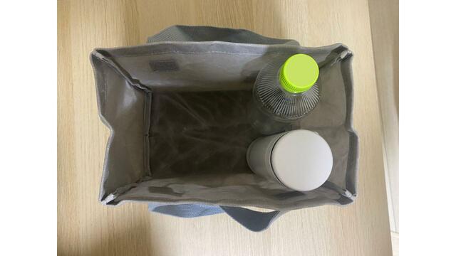 【ワークマン パラフィン帆布 スモールトート】容量は約6L。500mLのペットボトルが6本入る大容量