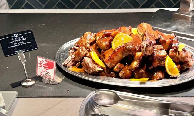 【レストラン グランサンク　ポークスペアリブ】つやつやとした美しい照りが食欲をそそります