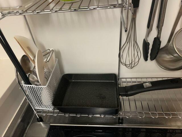 【ニトリ　コンロ横ラック】小鍋や小さなフライパンも収納できます。