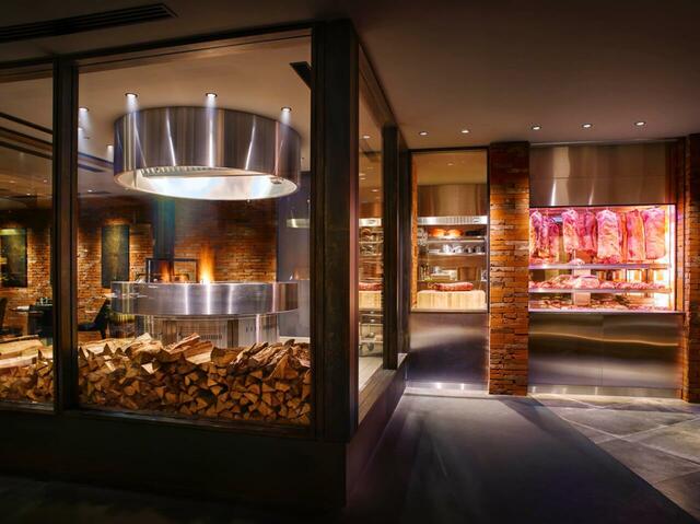 「メトロポリタングリル」【【ヒルトン東京】苺とお肉の無限ループ！“ミートアフタヌーンティー”と一緒に“ストロベリースイーツ”が食べ放題”が楽しめる！】