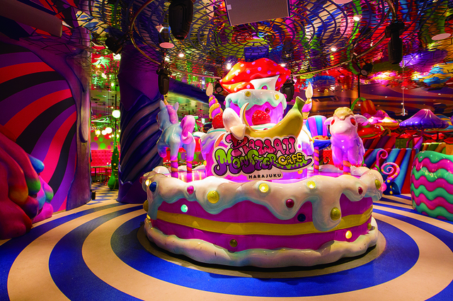 店中央でグルグル回るシンボル、ケーキ型メリーゴーラウンドSWEETS GO ROUNDは、店内で一番人気の撮影スポット