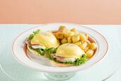 「生ハムとモッツァレラチーズのエグスンベネディクト」＜1,550円（税込1,705円）＞【Eggs ’n Thingsから「生ハムメロン×パンケーキ」など新メニューが登場】