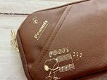 シボ感のあるレザー調の生地がリッチ♪【SNOOPY（スヌーピー）タテでもヨコでも持てる！スマホショルダーBOOK BROWN】