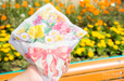 花束のような包み紙は花壇と一緒に写すと可愛い! 
