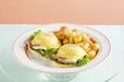 「生ハムとモッツァレラチーズのエグスンベネディクト」＜1,550円（税込1,705円）＞【Eggs ’n Thingsから「生ハムメロン×パンケーキ」など新メニューが登場】