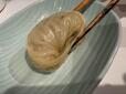 【ロピア 韓国王マンドゥ 肉の王様】箸で持ち上げても崩れないしっかりした皮♪つるんとした表面ともっちり感が伝わる、本格マンドゥの風格◎