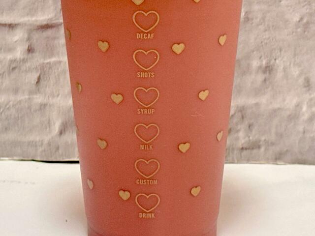 スタバのカップを模したデザイン。バレンタイングッズらしいハートモチーフがキュート