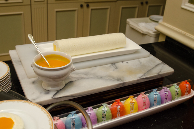 “ディズニー・イースター” ランチブッフェ／ディナーブッフェ｜東京ディズニーランドホテル「シャーウッドガーデン・レストラン」©Disney