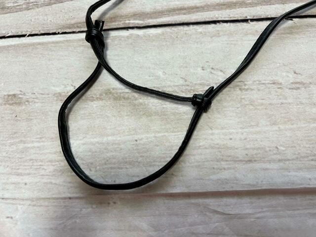 ストラップは結び目で調整します。結び目の位置をずらして…【GLOW 2023年11月号増刊】付録「SNOOPYスヌーピーカードケース付きレザー調スマホポシェット」