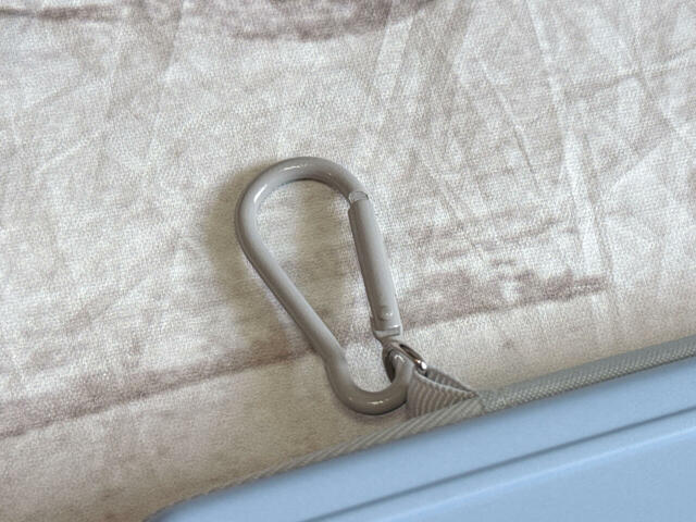 カラビナ付きなのでバッグなどにつけられます!