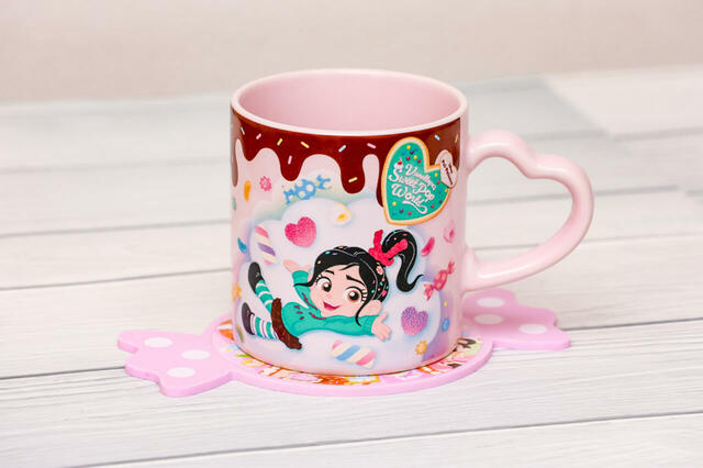 ストロベリームース、スーベニアカップ付き ¥1,200｜コースター実用例