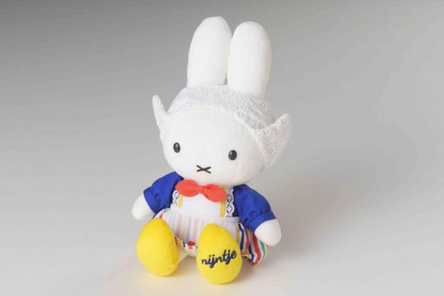 オランダの民族衣装を着た スペシャルなカントリーナインチェ