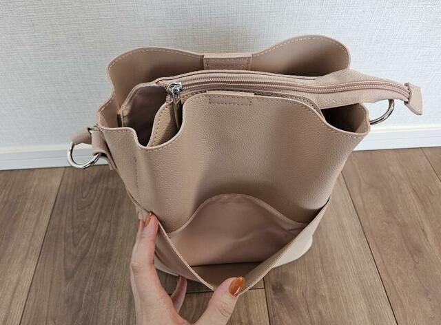 【LAKOLE ワンハンドル2WAYスクエアバッグ3】外側にも大きなポケットがついています。すぐ取り出したい物を入れるのにちょうどいい!