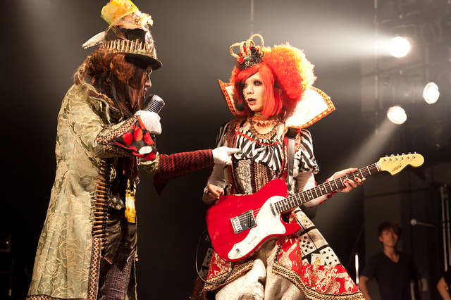 ぶう（Vo）に胸をおされた瞬間、「タイガーマスク！」と往年の「ごっつええ感じ」ギャグを繰り出すJoe（G）