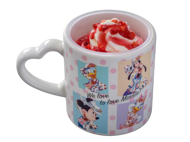 ストロベリー･チーズクリーム＆プリン、スーベニアカップ付き 900円｜提供店舗：東京ディズニーランド「スウィートハート・カフェ」、東京ディズニーシー「ホライズンベイ・レストラン」｜東京ディズニーリゾート「ミニー・ベスティーズ・バッシュ！」スペシャルメニュー