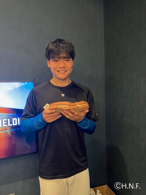 清宮選手「北海道 プレミアム 美ノ国」熟成ロースハムステーキを使用したサンドイッチ