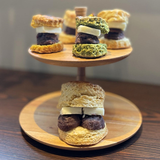 〈LITTLE SPICE THE CAFE ミライ （リトル スパイス ザ カフェ ミライ）〉カラフルミニあんバターサンド4個セット1,080円 （1セット）・あんバターサンドスコーン600円（1個）