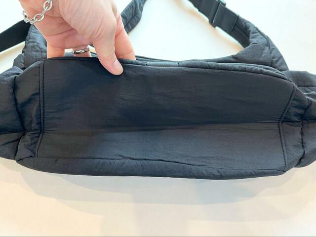 【niko and… オリジナルバックルライトショルダーバッグ】マチがしっかりあるので、荷物を多めに入れると自立します