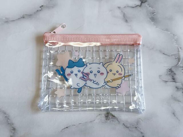 便利なミニサイズのメッシュポーチ！ピンクのファスナーは討伐棒を持ったちいハチうさです