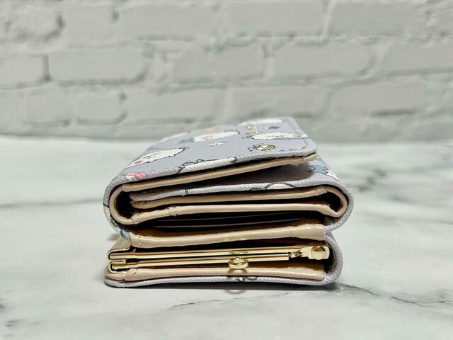 コイン・お札・カードを入れてみた横からの図。【アベイル×ちいかわ】がま口財布（ちいかわ）※ハチワレの総柄口金財布：1,980円（税込）