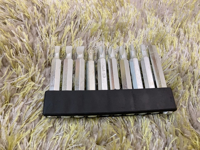 【アイリスオーヤマ 充電式ドライバドリル JCD28-C】10種類のビット付き