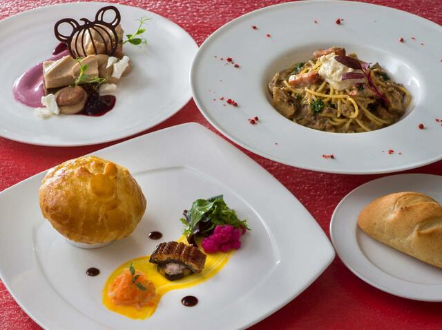 スペシャルセット 3,600円｜「ディズニー・ハロウィーン」スペシャルメニュー｜東京ディズニーリゾート40周年“ドリームゴーラウンド”｜販売店舗：東京ディズニーランド「イーストサイド・カフェ」｜発売日：2023年9月1日（木）