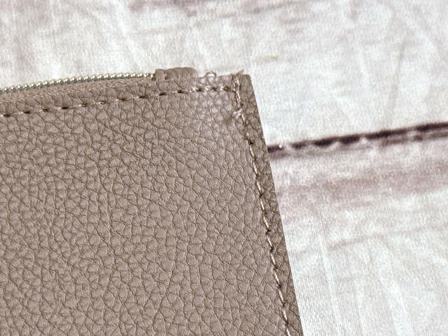 素材はPVC合皮。シボ感のあるリッチなレザー調の生地