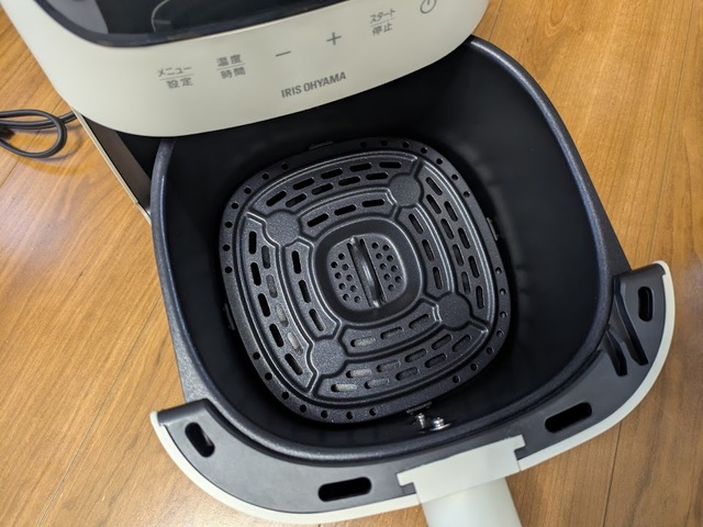 【アイリスオーヤマ 過熱水蒸気エア フライヤー FV-M30A-C】使い方は、取っ手の付いたバスケットを本体から出し、トレーの上に食材をのせてスイッチを入れるだけ！