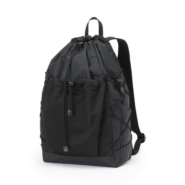 【無印良品】「撥水 リップストップ リュックサック」／大きなメッシュのポケットがついていて、使用頻度の高い小物などを入れておくのに便利！