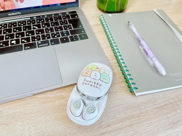 デスクにも馴染むサイズとデザイン【すみっコぐらし Bluetooth 完全ワイヤレスイヤホン】©2022 San-X Co., Ltd. All Rights Reserved.