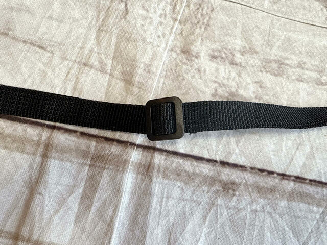 ショルダーストラップは長さ調整が可能。ポシェットでも肩掛けでも持てます